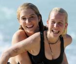 Ke$ha barbote avec une amie sur une plage de Sydney, mars 2010 !