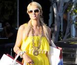Jeudi 8 avril, dans les rues de Los Angeles, Paris Hilton semblait très heureuse de ses achats effectués chez Fred Segal.  