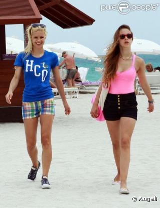 Michelle Hunziker et sa fille Aurora sur la plage, à Miami, savourent le bonheur d'être en vacances. 9/04/2010