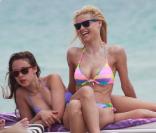 Michelle Hunziker et sa fille Aurora sur la plage, à Miami, savourent le bonheur d'être en vacances. 9/04/2010