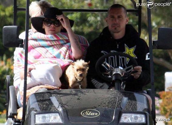 Pink et Carey Hart en week-end sportif (mais pas trop) à Malibu, le 4 avril 2010 !