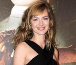 Louise Bourgoin sublime à l'occasion de l'avant-première des  Aventures extraordinaires d'Adèle Blanc-Sec , dans l'enceinte de l'UGC Normandie, à Paris, le 12 avril 2010.
