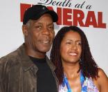Danny Glover et sa compagne lors de l'avant-première de Death at a Funeral à Los Angeles le 12 avril 2010
