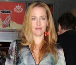 La ravissante Gillian Anderson à l'occasion de l'avant-première de  Boogie Woogie , au Cinema Prince Charles, à Londres, le 13 avril 2010.