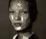 Kate Moss, portant un voile déchiré, à Marrakech 