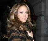 Jennifer Lopez splendide dans une petite robe rouge lors de son passage à l'émisison The Today Show à New York le 19 avril 2010