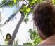 Grégoire, aussi agile qu'un bonobo, monte à l'arbre pour aller chercher des cocos