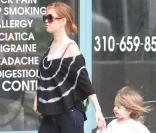 Isla Fisher à Los Angeles le 20 avril 2010. Elle ne peut plus cacher son petit ventre rebondi...