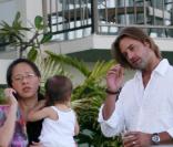 Josh Holloway, son épouse Yessica Kumala et leur fille Java le 24 avril 2010 à Maui, Hawaï