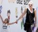 Gwen Stefani, Gavin Rossdale et leurs fils Zuma et Kingston achètent quelques fournitures pour préparer une fête le 25 avril 2010 à Los Angeles
