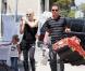 Gwen Stefani, Gavin Rossdale et leurs fils Zuma et Kingston achètent quelques fournitures pour préparer une fête le 25 avril 2010 à Los Angeles