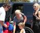 Gwen Stefani, Gavin Rossdale et leurs fils Zuma et Kingston achètent quelques fournitures pour préparer une fête le 25 avril 2010 à Los Angeles
