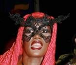 Grace Jones quitte le vernissage de Chris Levine à la Vinyl Factory dans Soho à Londres le 29 avril 2010