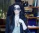 Kim Kardashian fait du shopping dans West Hollywood et ne rechigne pas à prendre la pose au côté de ses fans dans West Hollywood le 30 avril 2010