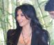 Kim Kardashian fait du shopping dans West Hollywood et ne rechigne pas à prendre la pose au côté de ses fans dans West Hollywood le 30 avril 2010