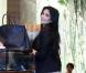 Kim Kardashian fait du shopping dans West Hollywood et ne rechigne pas à prendre la pose au côté de ses fans dans West Hollywood le 30 avril 2010