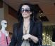 Kim Kardashian fait du shopping dans West Hollywood et ne rechigne pas à prendre la pose au côté de ses fans dans West Hollywood le 30 avril 2010