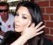 Kim Kardashian fait du shopping dans West Hollywood et ne rechigne pas à prendre la pose au côté de ses fans dans West Hollywood le 30 avril 2010