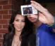 Kim Kardashian fait du shopping dans West Hollywood et ne rechigne pas à prendre la pose au côté de ses fans dans West Hollywood le 30 avril 2010