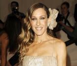 Sarah Jessica Parker divine dans une robe Halston (marque dont elle est la directrice de création), lors du Costume Institute Gala 2010 à New York. 