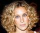 Même avec un carré bouclé, Sarah Jessica Parker reste toujours aussi branchée ! 