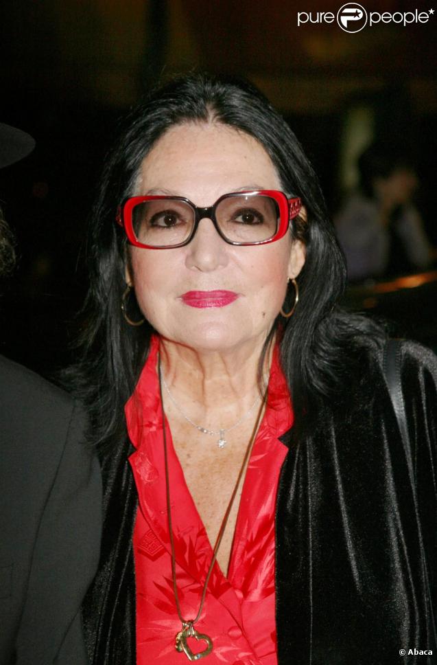 Nana Mouskouri a décidé de mettre aux enchères 350 des toiles qui appartiennent à sa collection personnelle de tableaux signés de peintres souvent peu connus du grand public.