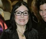Nana Mouskouri a décidé de mettre aux enchères 350 des toiles qui appartiennent à sa collection personnelle de tableaux signés de peintres souvent peu connus du grand public.