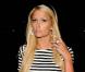 Paris Hilton dans une ravissante petite robe des plus moulantes et joliment rayée, signée French Connection
