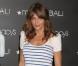 Helena Christensen divinement tendance dans une petite robe esprit marin aux épaulettes ajustées.