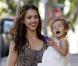 Jessica Alba fait du shopping avec sa fille Honor à Beverly Hills le 7 mai 2010