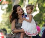 Jessica Alba et Honor font les courses le 7 mai 2010 à Beverly Hills : on est tellement bien dans les bras de sa maman 