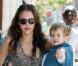 Honor, la fille de Jessica Alba, opte pour le jean, à Beverly Hills le 7 mai 2010