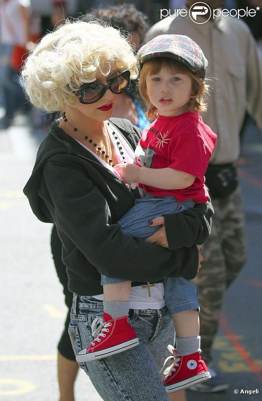 Christina Aguilera avec son fils Max à New York le 7 mai 2010