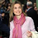 Letizia d'Espagne et son charme poudré, accompagnée de son Felipe... Tous unis autour du roi Juan Carlos !