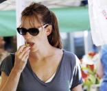 Jennifer Garner est sans doute l'une des mamans les plus bio d'Hollywood. Alors lorsqu'elle fait le marché avec ses filles, elle choisit soigneusement le raisin qu'elle va acheter. 