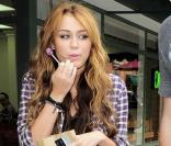 Il ne faut pas oublier que Miley Cyrus est encore une adolescente. Alors même si elle est une superstar, elle reste adorable avec une sucette à la main. 