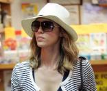 La ravissante Jessica Alba est en pleine hésitation : quels bonbons choisir ? Mais sont-ils pour sa petite fille, Honor, ou pour elle ? 