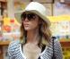 La ravissante Jessica Alba est en pleine hésitation : quels bonbons choisir ? Mais sont-ils pour sa petite fille, Honor, ou pour elle ?