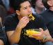 Pour certaines stars, qui dit match de basket, dit sodas et pop-corn à volonté. Pas pour Mario Lopez, qui préfère se faire plaisir avec un saladier rempli de morceaux d'ananas.