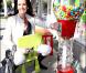 Janice Dickinson retombe en enfance, dès qu'elle aperçoit un distributeur de bonbons !