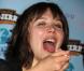 Maggie Gyllenhaal ne cache pas son enthousiasme dès qu'il s'agit de s'attaquer à un délicieux pot de Ben & Jerry's !