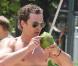 Sur la plage, Matthew McConaughey entretient son physique de surfeur, en se nourrissant de noix de coco. Mais pas question de simplement la boire à la paille, tout est bon !