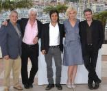 Gael Garcia Bernal (au centre), Stéphane  Brizé, Gérard de Battista, Didier Diaz et Charlotte Lipinska lors du photocall du jury de la Caméra d'or pendant le festival de Cannes le 13 mai 2010