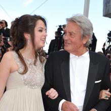 Alain Delon, sa fille Anouchka habillée par Elie Saab et Claudia Cardinale sur le tapis rouge de Cannes le 14 mai 2010