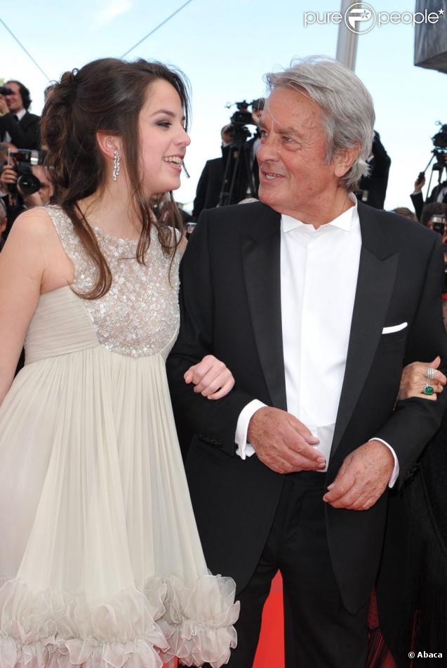 Alain Delon, sa fille Anouchka habillée par Elie Saab et Claudia Cardinale sur le tapis rouge de Cannes le 14 mai 2010