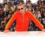 Lambert Wilson en pleine forme lors du photocall du film Des hommes et des dieux le 18 mai 2010 dans le cadre du festival de Cannes