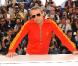 Lambert Wilson en pleine forme lors du photocall du film Des hommes et des dieux le 18 mai 2010 dans le cadre du festival de Cannes