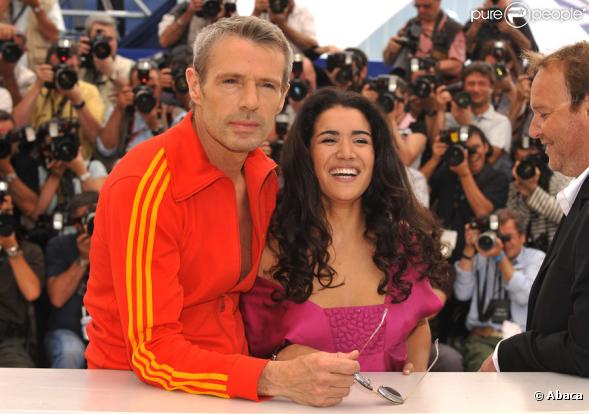 Lambert Wilson et Sabrina Ouazani lors du photocall du film Des hommes et des dieux le 18 mai 2010 dans le cadre du festival de Cannes