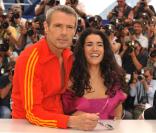 Lambert Wilson et Sabrina Ouazani lors du photocall du film Des hommes et des dieux le 18 mai 2010 dans le cadre du festival de Cannes