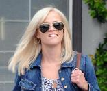 Reese Witherspoon s'est rendue, ce mardi 18 mai, au Nail George Salon pour se faire une teinture blonde platine à la veille du premier jour de tournage de son nouveau film,  Water for Elephants .